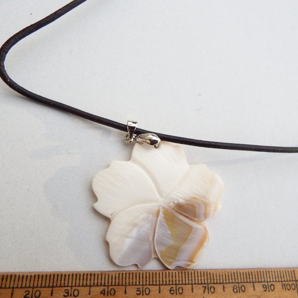 8.8grams Mother Of Pearl Carved And Polished Flower Design NeckLace - Picture 4 of 9